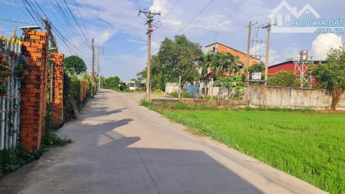 Bán  đất giá rẻ 5x25 m, đường oto,  xã Hòa Khánh Đông, Đức Hòa, Long An giá 950 triệu.