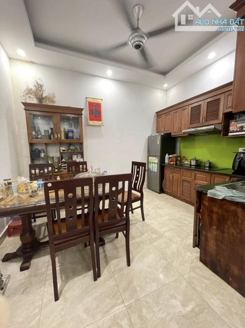 Nhà đẹp ở luôn Hoàng Quốc Việt Cầu Giấy Sổ vuông 41m 4 tầng MT4m5 Giá 15 tỷ Ngõ ô tô tránh - 3