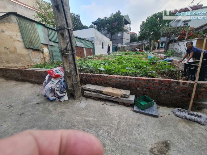 Bán 250m2 xã Đông Anh, gần bìa làng, khổ vuông, giá 32tr/m2, lô góc, mt 8m - 3