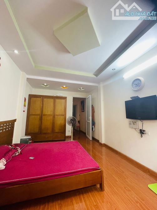 Nhà đẹp ở luôn Hoàng Quốc Việt Cầu Giấy Sổ vuông 38m 5 tầng MT3m6 Giá 15 tỷ Ngõ ô tô tránh - 4