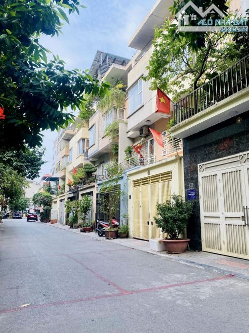 Nhỉnh 200/m2! Nhà đẹp Lê Trọng Tấn, gần phố, ô tô tránh đỗ, dân xây, gara, 100m*4T - 5