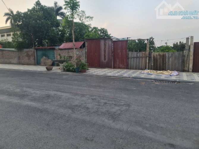 Bán 250m2 xã Đông Anh, gần bìa làng, khổ vuông, giá 32tr/m2, lô góc, mt 8m - 5