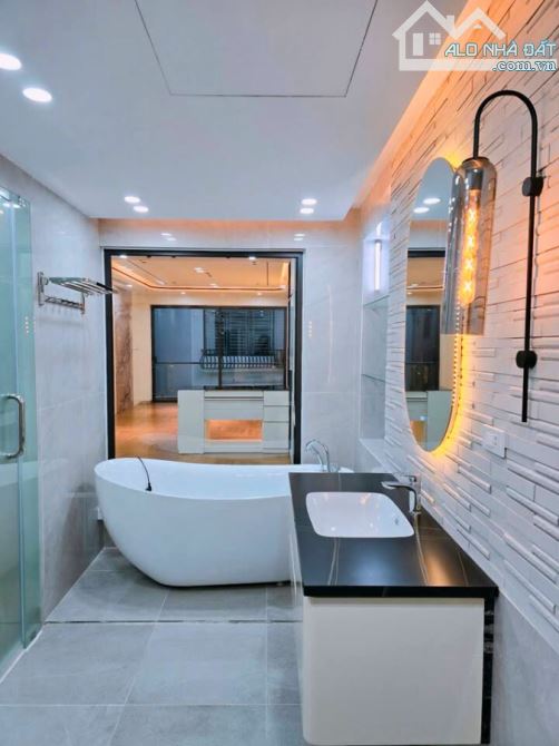 BÁN NHÀ PHỐ PHÙNG HƯNG – LÕI PHỐ CỔ – 110M² – MT 10M – LÔ GÓC – 2 THANG MÁY – 100 TỶ+