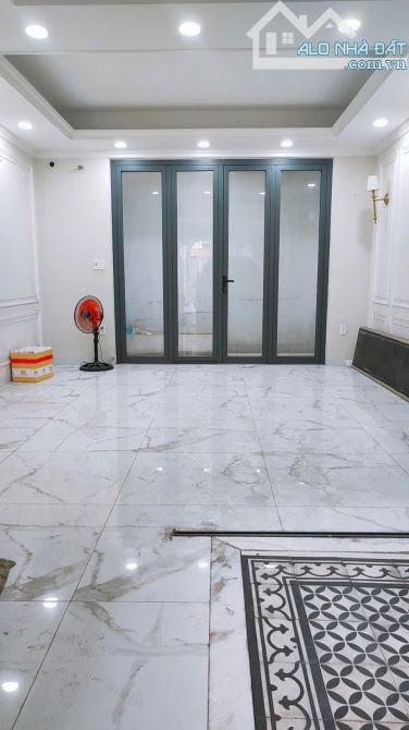 GIÁP QUẬN 1 & PHÚ NHUẬN - Ô TÔ NGỦ TRONG NHÀ - 66M2 4 TẦNG 4PN - SỔ VUÔNG - 7