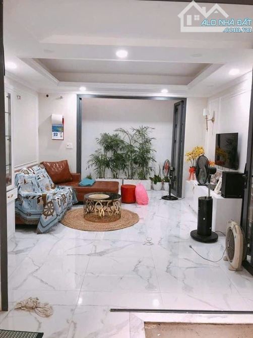 GIÁP QUẬN 1 & PHÚ NHUẬN - Ô TÔ NGỦ TRONG NHÀ - 66M2 4 TẦNG 4PN - SỔ VUÔNG - 8