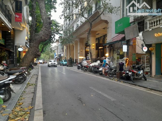 Bán nhà mặt phố Nhà Chung, DT 500m2 MT 20m Giá 260 Tỷ - 1 mặt phố 1 mặt ngõ, xây khách sạn
