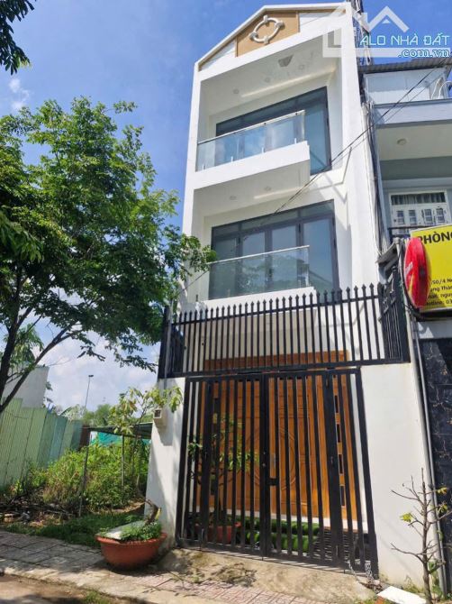 Nhà 3 tầng, 1 sẹc đường Nguyễn Xiển sát Vinhomes Q9 giá 5,6 tỷ/66m2