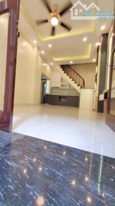 CÁCH MẶT VĂN CHƯƠNG 40 MÉT, 60 MÉT RA TÔN ĐỨC THẮNG. NHỈNH 4 TỶ HỘ KHẨU ĐỐNG ĐA. GIÁ ĐẦU T