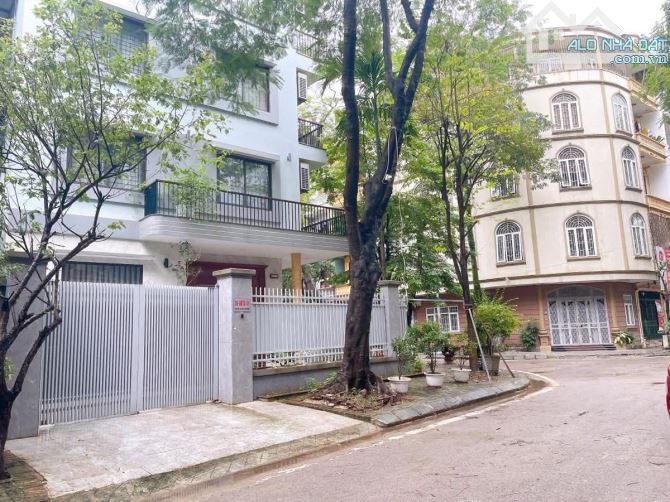 Bắc Linh Đàm, lô góc bo 28m tiền, sổ 230m2, thang máy, nội thất 10 tỷ, vỉa hè. Giá 68.5 tỷ