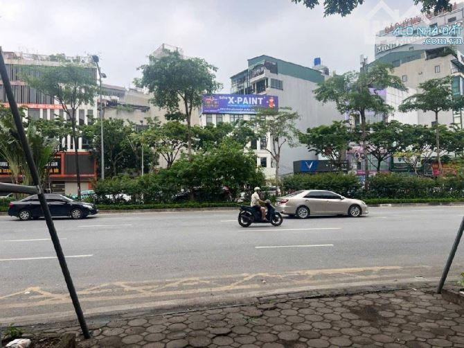 Bán đất tặng nhà Hoàng Quốc Việt, dt100m, mt 6,6m, sát phố, trước nhà ô tô tránh, 37 tỷ.