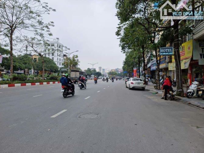 BÁN ĐẤT TẶNG NHÀ MẶT PHỐ TRẦN KHÁT CHÂN, 2 LÀN OTO TRÁNH, DT 83M, MT 5.2M, GIÁ 30.5 TỶ