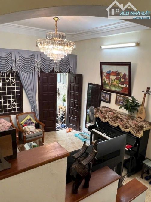 Hoàng Hoa Thám 61 m2 3 tầng, mặt tiền 4.2 m ✅10.6 tỷ Ba Đình