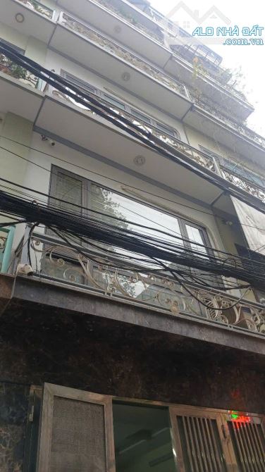 Nhà đẹp ở luôn Trần Quốc Hoàn Cầu Giấy. Sổ vuông 42m, 5 tầng MT4m Giá 18 tỷ Ngõ ô tô tránh