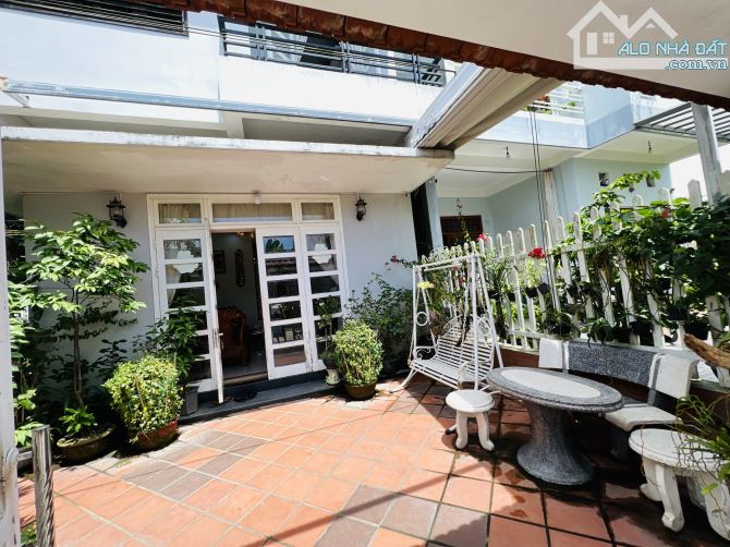 BÁN NHÀ 4 TẦNG 2 MẶT TIỀN CÓ SÂN VƯỜN RỘNG THOÁNG CÁCH MẶT TIỀN ĐƯỜNG PHẠM VĂN ĐỒNG CHỈ HƠ