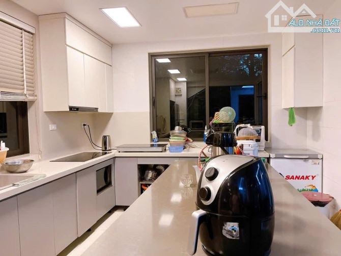 Bắc Linh Đàm, lô góc bo 28m tiền, sổ 230m2, thang máy, nội thất 10 tỷ, vỉa hè. Giá 68.5 tỷ - 10