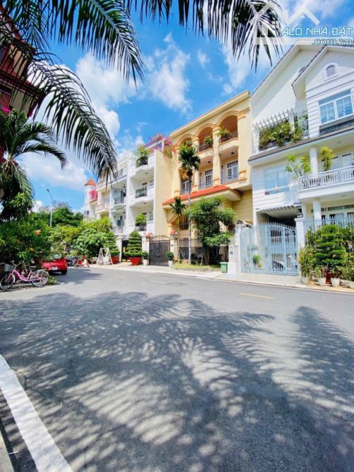 Bán nhà trong khu Compound cao cấp đường Nguyễn Trọng Tuyển có cây xanh - 1