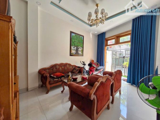 Nhà 3 tầng, 1 sẹc đường Nguyễn Xiển sát Vinhomes Q9 giá 5,6 tỷ/66m2 - 1