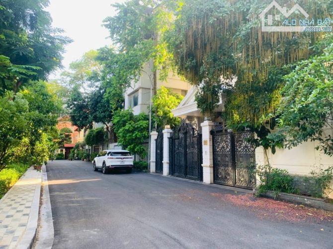 Bán biệt thự Vườn Đào Tây Hồ, 300m2 x 4 tầng có hầm, chỉ 142 tỷ - 1