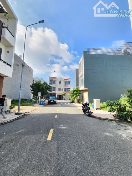 Bán nhà 1 trệt 2 lầu p.Tân Đông Hiệp Tp Dĩ An chỉ 4,99 tỷ TL M4377 - 1