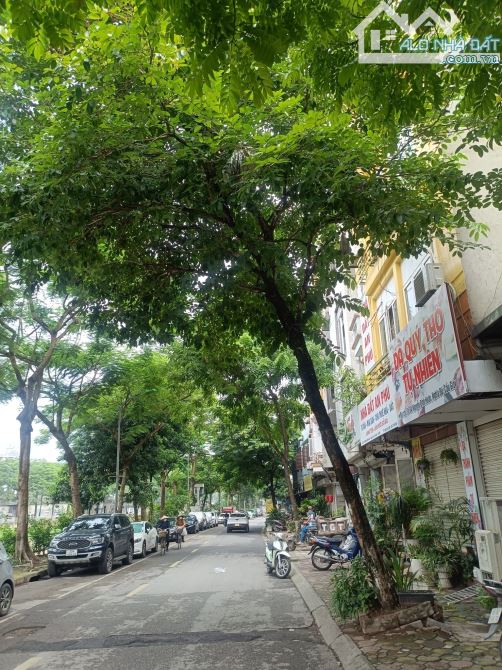 ĐẤT MẶT PHỐ 1 MẶT NGÕ SAU 36 TỶ 133m MT 5,2m VỈA HÈ Ô TÔ TRÁNH NGUYỄN ĐÌNH HOÀN CẦU GIẤY - 2