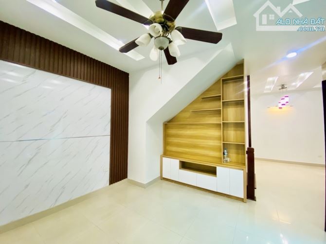 Bán nhà Nguyễn Văn Cừ 4 tầng 60m, thang máy, lô góc giá nhỉnh 11 tỷ - 2