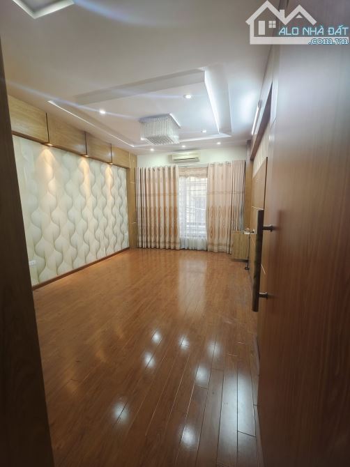 Nhà đẹp ở luôn Trần Quốc Hoàn Cầu Giấy. Sổ vuông 42m, 5 tầng MT4m Giá 18 tỷ Ngõ ô tô tránh - 3