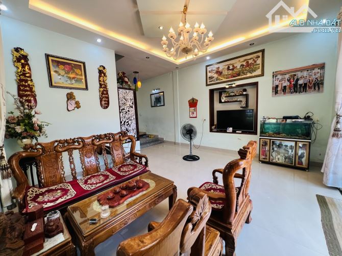 BÁN NHÀ 4 TẦNG 2 MẶT TIỀN CÓ SÂN VƯỜN RỘNG THOÁNG CÁCH MẶT TIỀN ĐƯỜNG PHẠM VĂN ĐỒNG CHỈ HƠ - 3