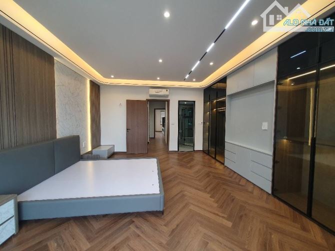 SIÊU PHẨM LONG BIÊN - 100M2 - 7 TẦNG - THANG MÁY - GARA 4 Ô TÔ - 2X TỶ - 4