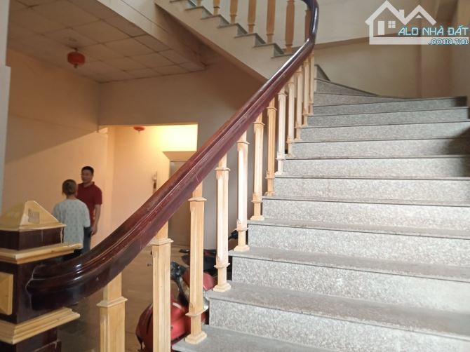 Bán tòa nhà văn phòng Khu Công Nghiệp Vĩnh Hoàng - MP Tân Mai 1250m2, MT 30m, Giá 158 tỷ