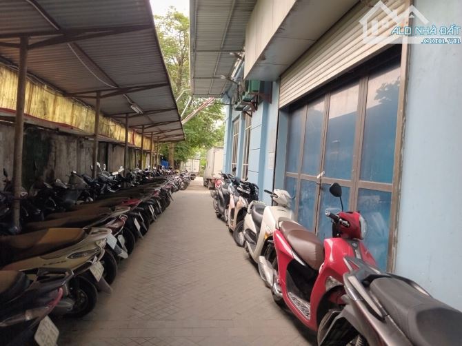 Bán tòa nhà văn phòng Khu Công Nghiệp Vĩnh Hoàng - MP Tân Mai 1250m2, MT 30m, Giá 158 tỷ