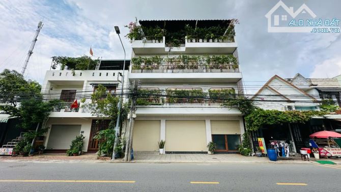 Nhà phố mặt tiền Nguyễn Thái Học gần chợ Dĩ An 1