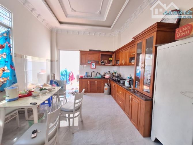 Gấp bán nhà Quận 9(cũ), 3 tầng, giá 8.8 tỷ, dt 80m2, gần Mt Lã Xuân Oai.