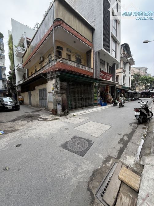 BÁN ĐẤT TẶNG NHÀ HOÀNG SÂM - LO GÓC 2 mặt oto tránh kinh doanh