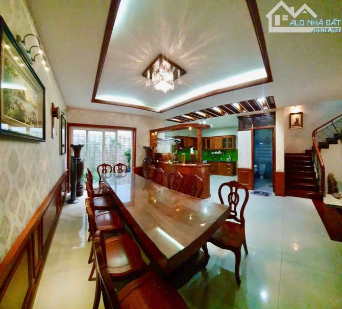 Bán biệt thự 180m2 tại Nguyễn Trọng Tuyển, P.2, Tân Bình