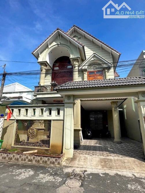 Bán Nhà tâm huyết của chủ: 2 Lầu , Dt 200m2 full thô cư, 5 p ngủ