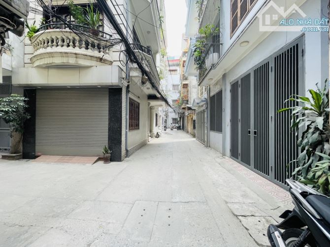 Bán nhà phố Tô Vĩnh Diện - Hiếm nhà bán - Phân lô - Ô tô tránh - Thông số vàng - 60m2