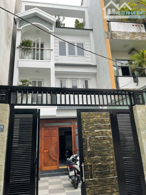 BÁN NHÀ, mặt tiền đường VĨNH HỘI. Quận 4. Dt: 4.5m x 12m, 2 lầu mới đẹp. Giá rẻ: 12.5 tỷ.