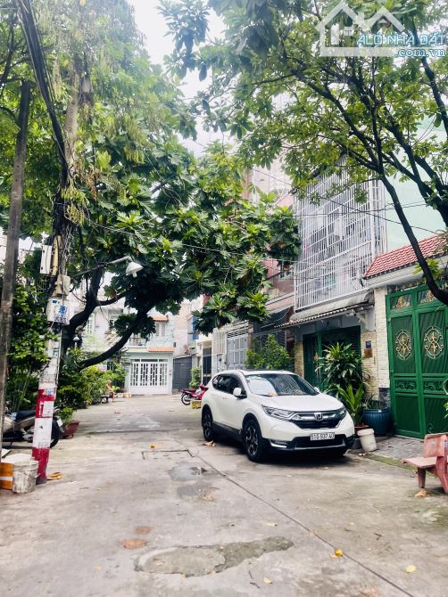 Bán nhà CHDV gần Emart 2 Gò Vấp, 7 phòng ngủ,  hẻm xe hơi đậu cửa, dòng tiền 30 triệu/thán
