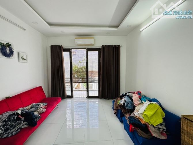 Bán biệt thự nguyễn văn đậu 11x9m, 3 tầng 6PN sân bự cách MT vài bước chân chỉ 111tr/m2