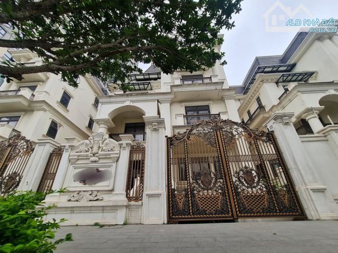 Bán biệt thự tại phố phố Hàm Nghi 300m2, 5 tầng, mt 15m, 4 mặt thoáng, chỉ 96 tỷ.
