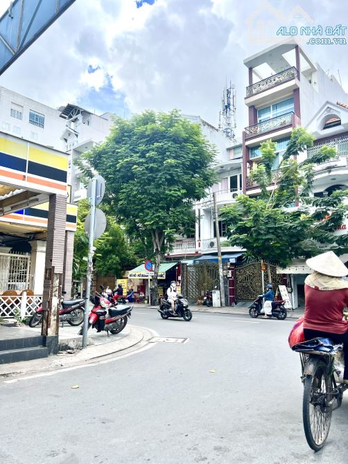 Bán nhà Thành Thái, Quận 10, xe hơi đỗ cạnh nhà, 5 Tầng, thang máy, 42m2, 11.95 Tỷ