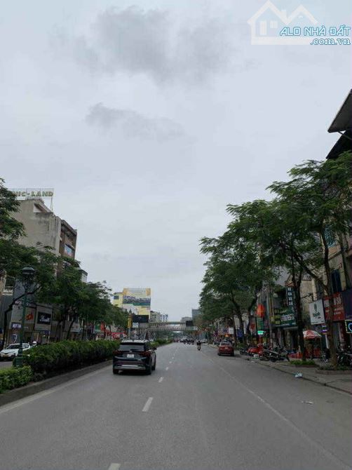 CHÍNH CHỦ BÁN ĐẤT TẶNG 2 TÒA NHÀ  - MẶT PHỐ NGUYỄN VĂN CỪ - 1200M2 - MT 18.3M - 580 tỷ.
