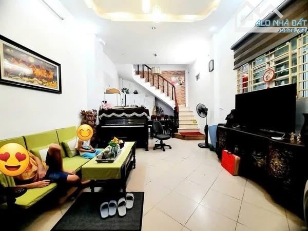 Bán nhà Phố HOÀNG QUỐC VIỆT - 38m2 x 5 Tầng - LÔ GÓC, GẦN ÔTÔ, HÀNG XÓM STARLAKE - 7,35 Tỷ