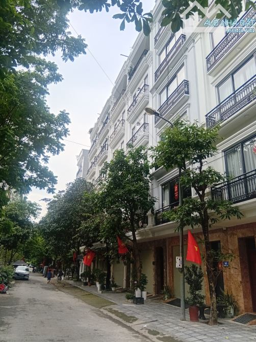 PHÂN LÔ DỊCH VỤ VĂN LA, GARA OTO VỈA HÈ, KINH DOANH, Ở SƯỚNG. Giá 15 tỷ - 2