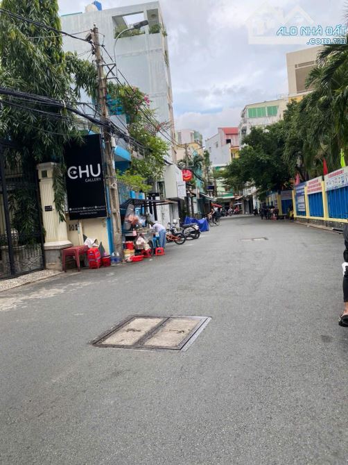 "Cơ Hội Vàng: Nhà Mặt Tiền 2 Tầng Đường Đặng Văn Ngữ, Phú Nhuận - Giá Chỉ 17 Tỷ!"