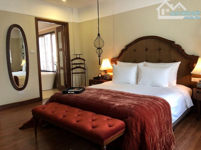 Chủ ngộp Bank 150Tỷ- Bán khách sạn nguy nga phố cổ- 340m2 - 805 tỷ - 72 phòng - DT 52 tỷ/n