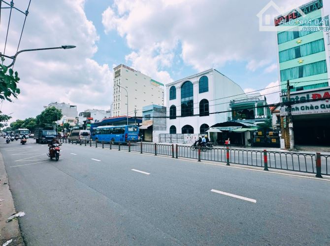 CHO THUÊ TÒA NHÀ 840 QUANG TRUNG, Q.GÒ VẤP - 11M X 42M DTSD 1700M2 - 3 TẦNG SUỐT - 1