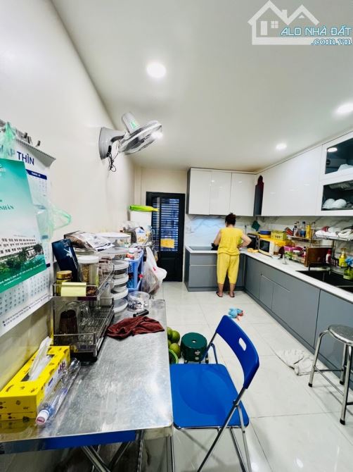 Nhà đẹp hẻm rộng, đường Võ Văn Kiệt, Quận 1👉5 tầng 6pn. 42M2👉 chỉ 8,5 tỷ. - 1