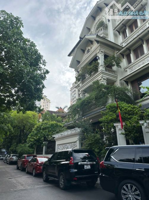 12M MẶT TIỀN QUYỀN LỰC MẢNH ĐẤT VÀNG GIẢNG VÕ-BA ĐÌNH 2 MẶT NGÕ Ô TÔ TRÁNH - 135M2 - 65 TỶ - 1