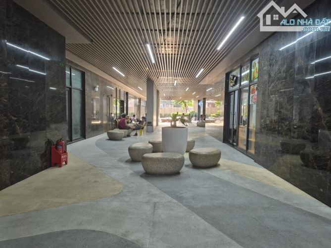 Bán gấp căn chung cư Opal Skyline tầng cao view đẹp 65m2 2PN-2WC giá 2 tỷ sổ hồng riêng - 1